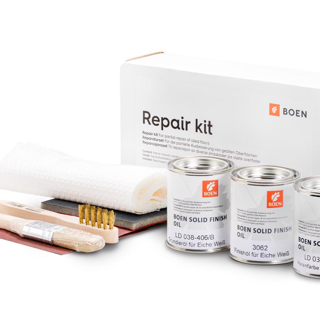 BOEN kit riparazione per Rovere (sbiancati)

For the partial repair of natural oiled surfaces.
Content: Repair instruction, abrasive paper P 150,
abrasive web P 360, 0,125 l BOEN Live Natural Oil,
paint brush, cleaning cloths.